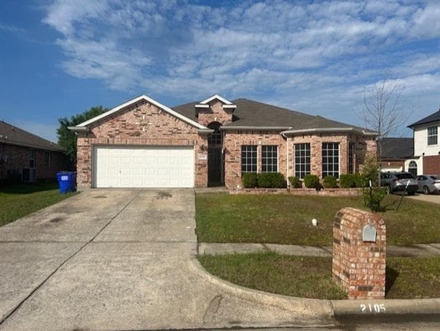 Building Photo - 2105 Cardinal Dr