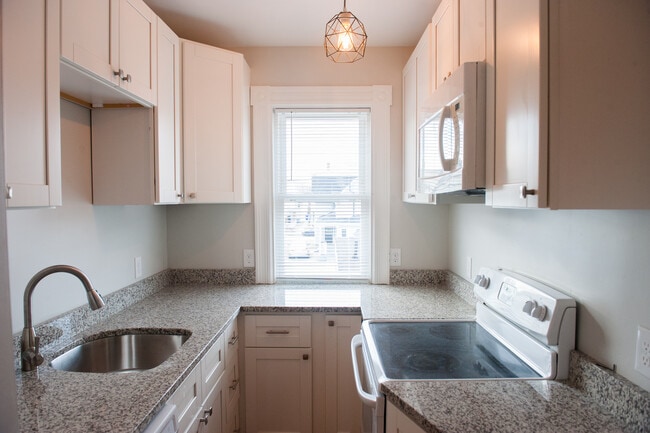 Photo - 562 Rimmon St