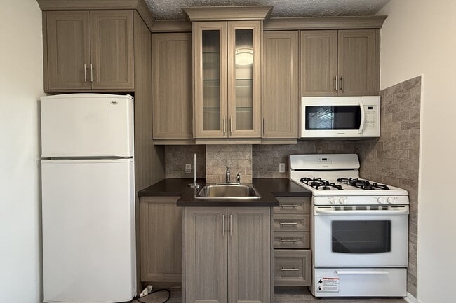 Building Photo - 3254 Dundas St W