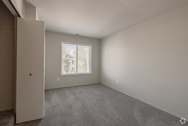 2BR, 1BA First Bedroom - Lincoln House