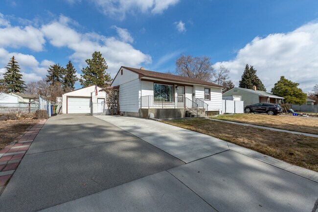 Photo - 2920 W Rowan Ave