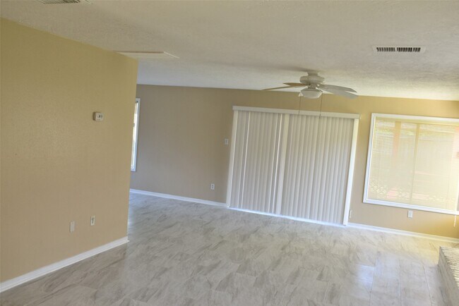 Photo - 2930 Colony Dr