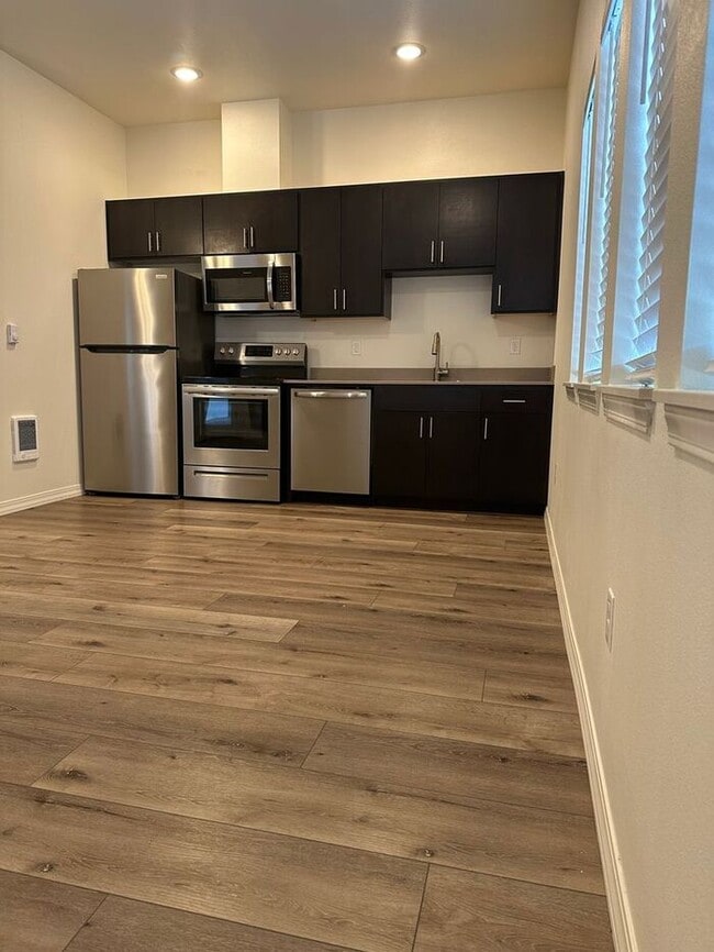 Building Photo - Three bedroom, two bathroom top floor unit on SE Woodstock.