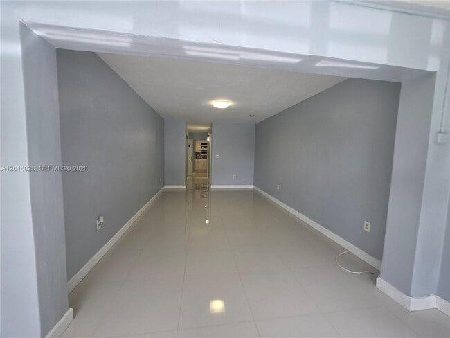 Building Photo - 19080 NE 3rd Ct Unit 314