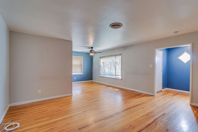 Photo - 4+2 Downtown Truxtun Ave Charm!