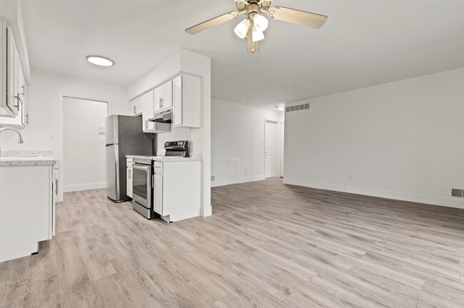 Carriage Hill Apartments - Dearborn Heights, MI