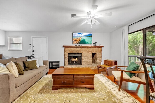 1942 Darryl Dr