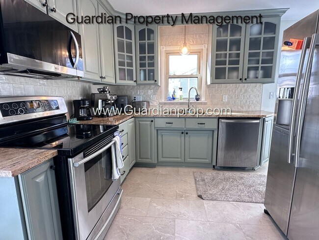 Building Photo - St Louis Park Single Family Home, Large Yard, 1 Car Garage, 3 Season Porch, W/D