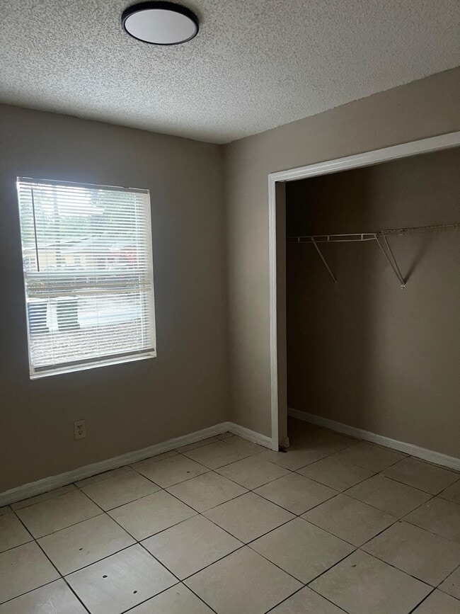 Building Photo - 2909 E 25th Ave