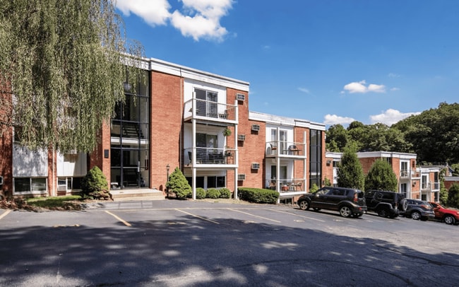 Great Location - Somerset Apartments