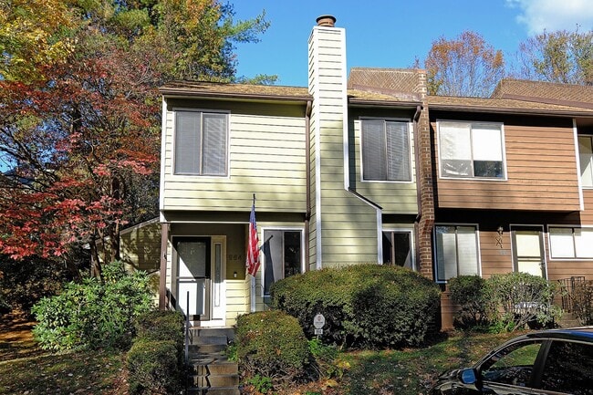 Building Photo - Cat-Friendly End-Unit Stonehenge Townhome
