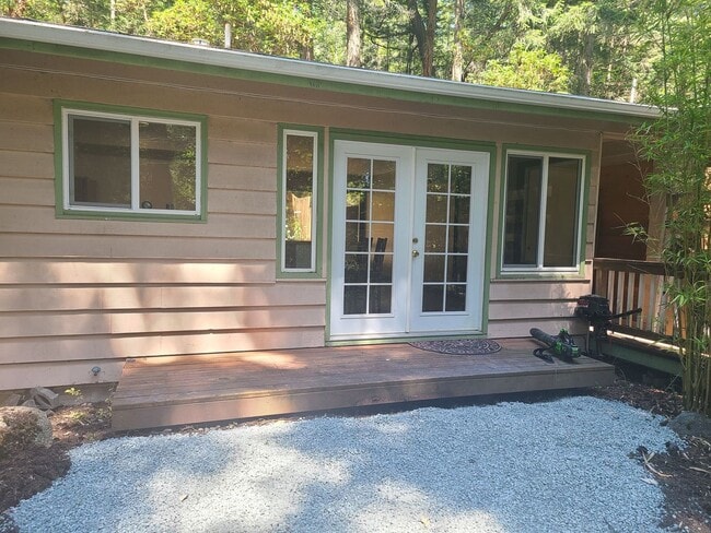 Building Photo - Charming 2 bedroom, 1 bath duplex near Ros... Rental
