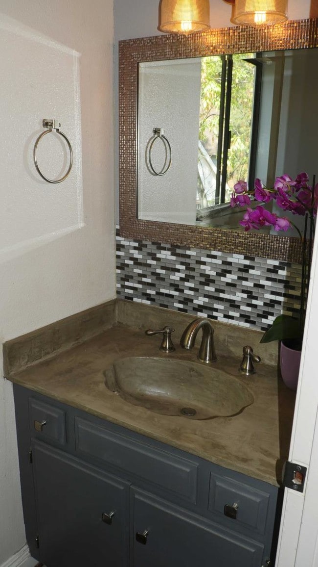 Medio baño remodelado - 4335 Morro Dr