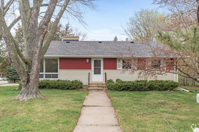 Building Photo - Spacious 4BR/1.5 Bath Rambler Early June! Rental