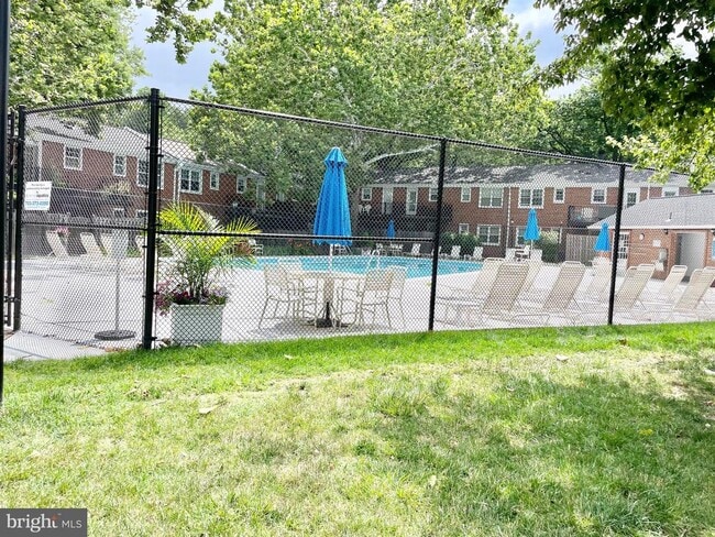 Building Photo - 2713 S Walter Reed Dr Unit B