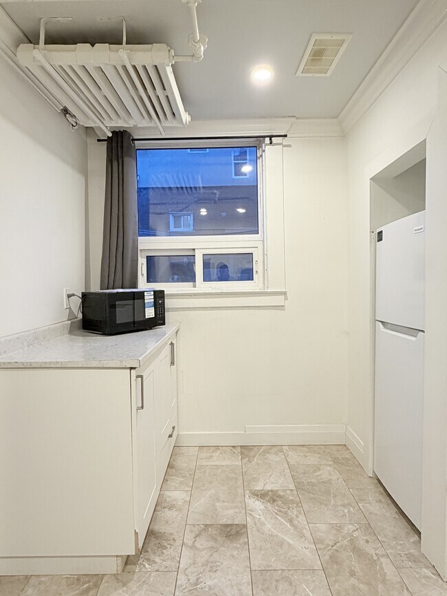 Photo - 1495 Gladstone Ave Unit 102