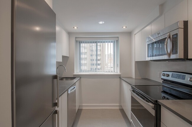 Building Photo - 3435 Rue Drummond Unit 93