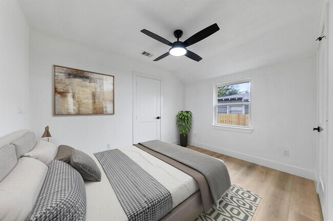 Photo - 5610 Chapman St