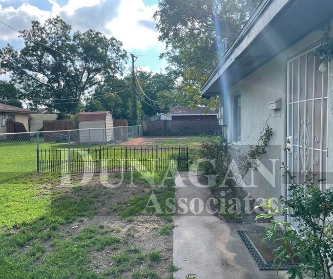 Building Photo - 912 Franklin St Unit 1/2