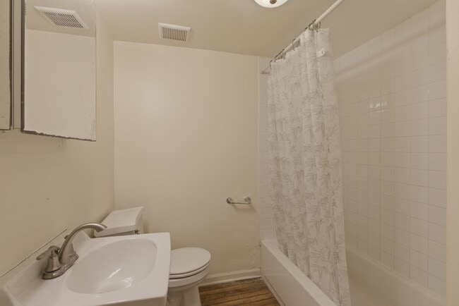 Photo - 5120 N Kenmore Ave Unidad 1S