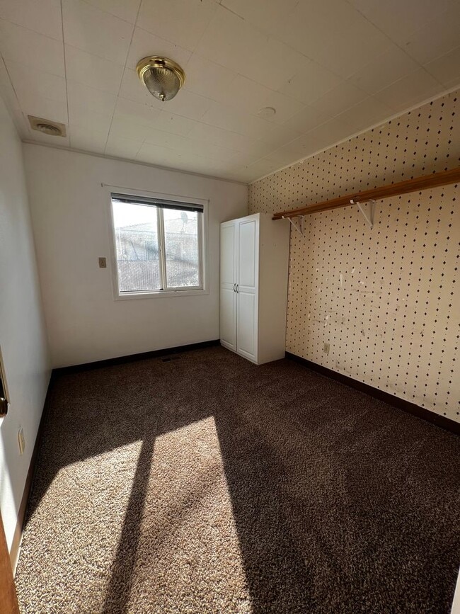 Building Photo - VMH-Vine Maple Triplex Unit 806-QU