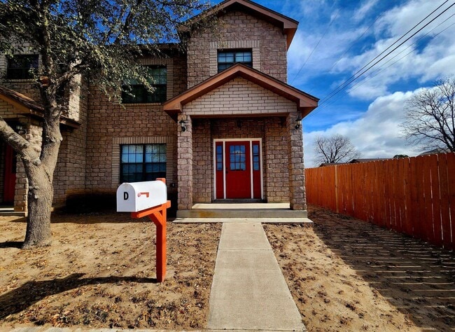 Building Photo - 603 E 8th St Unit D