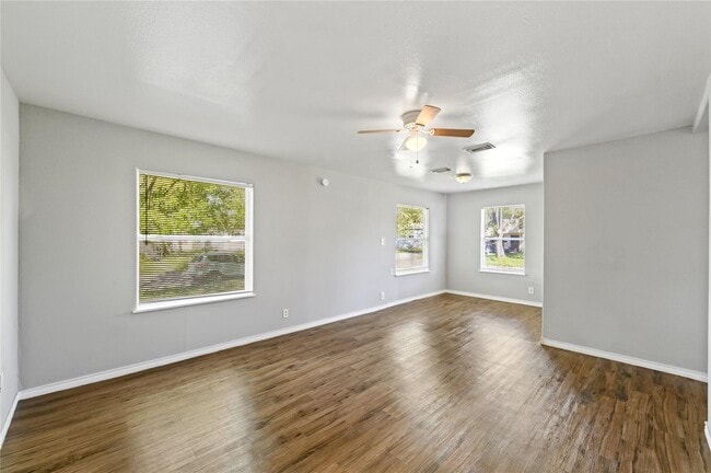 Photo - 710 13th St N