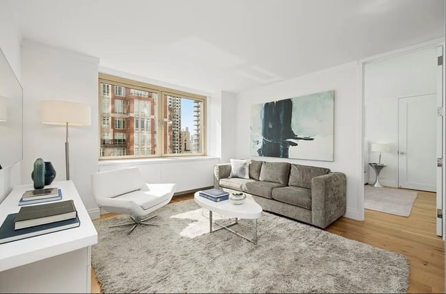 Photo - 121 E 39th St