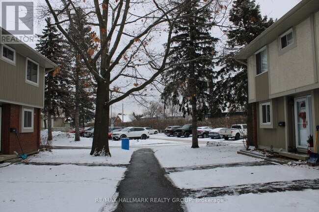 Photo - 457 Moodie Dr