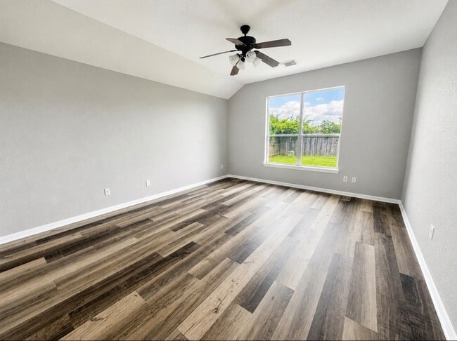 Photo - 810 Hollyhock Dr