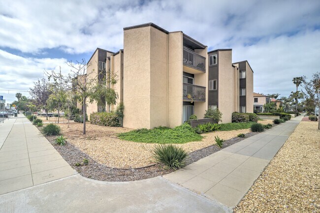 Photo - 4820 Cass St Unit #4820
