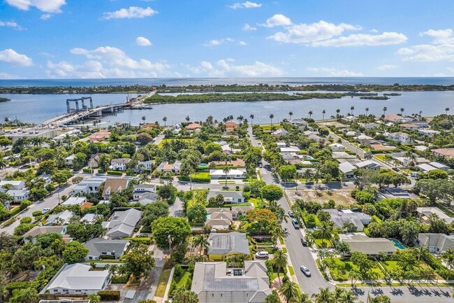 Photo - 201 Worth Ct N