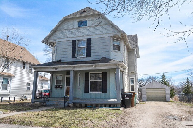 Building Photo - 209 S Pearl St Unit #3