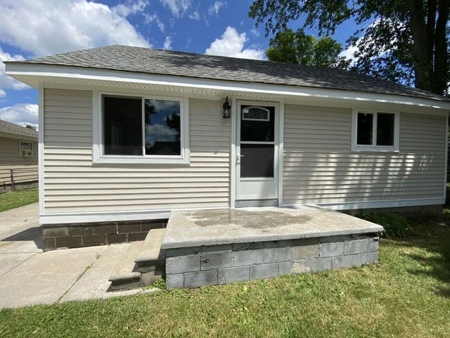 Building Photo - 22011 Maple- Rental