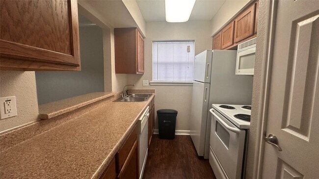 Building Photo - 2825 Bellefontaine Unit 225A