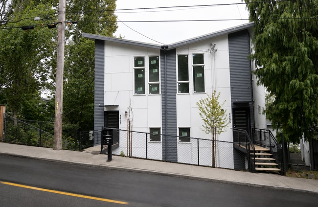 Building Photo - Modern West Seattle Townhome Across from Delridge Playfield
