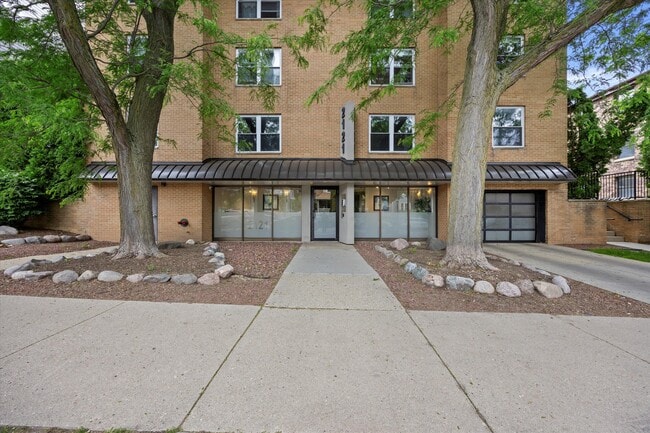 Building Photo - 2121 N Cambridge Ave