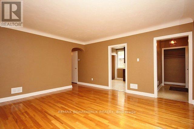 Photo - 209 Knox Crescent