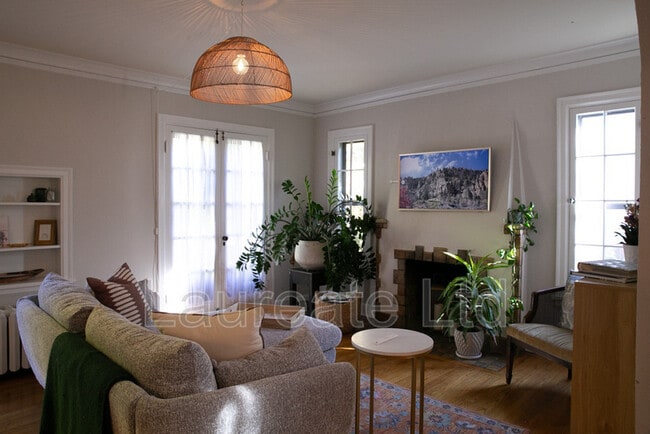 Photo - 2037 Ivanhoe St