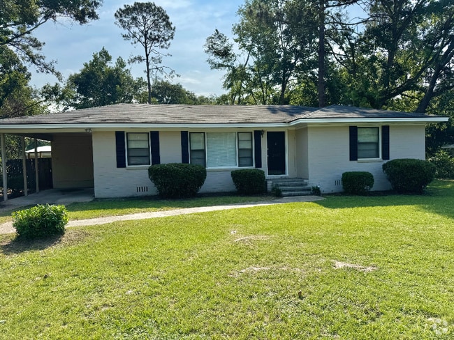 Building Photo - 2107 Hillcrest Dr Rental