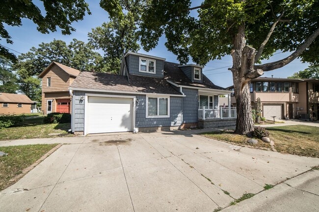Building Photo - Fully Furnished Rental