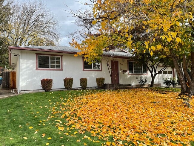 Building Photo - Nice 3 Bedroom 2 Bath Home-Office Space-Lo...