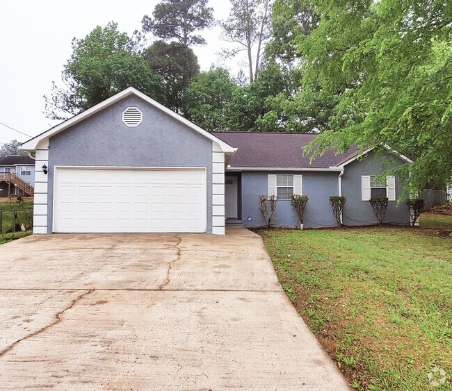 Building Photo - Stunning Home With a Newly Manicured Inter...