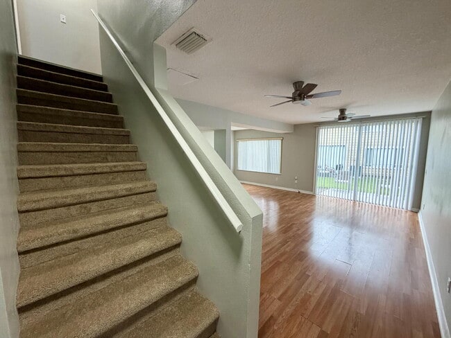 Building Photo - Spacious 3-Bedroom Townhome in Davenport Unit A