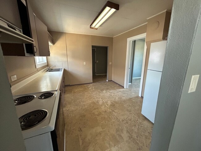 Photo - 3 bedroom house close to shopping.