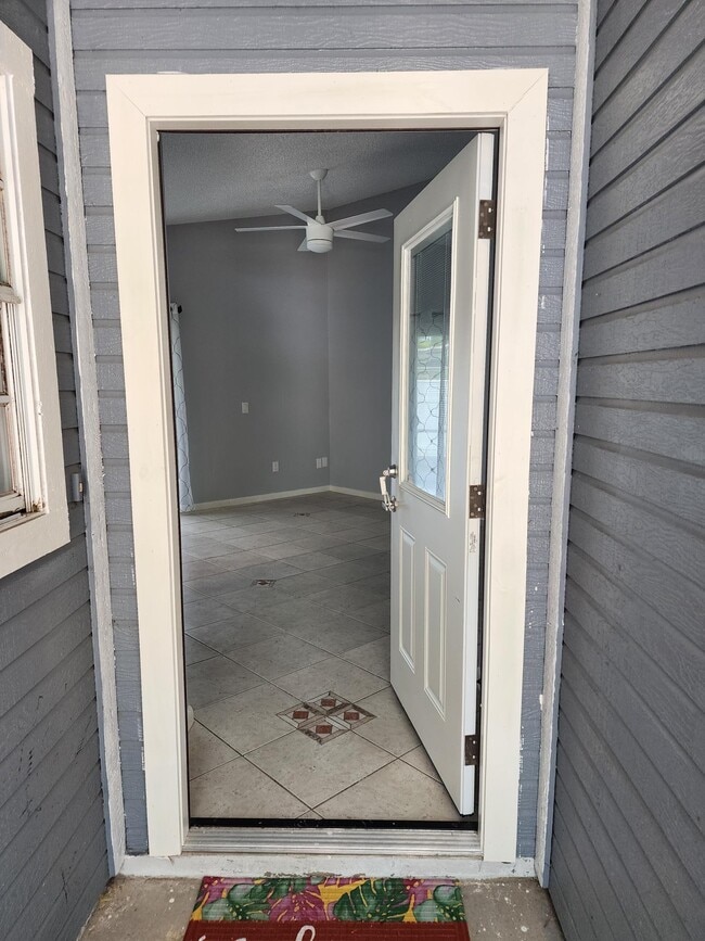 La puerta principal se abre a la sala de estar. - 13 A Empress Lane