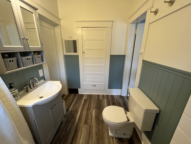Baño de la planta superior - 428 NW 7th St
