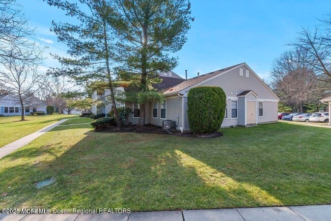 Photo - 237 Wycoff Way W