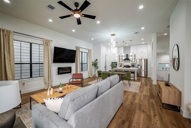 Photo - 1305 E 27th St