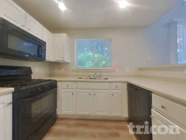 Photo - 102 W Oaks Pl